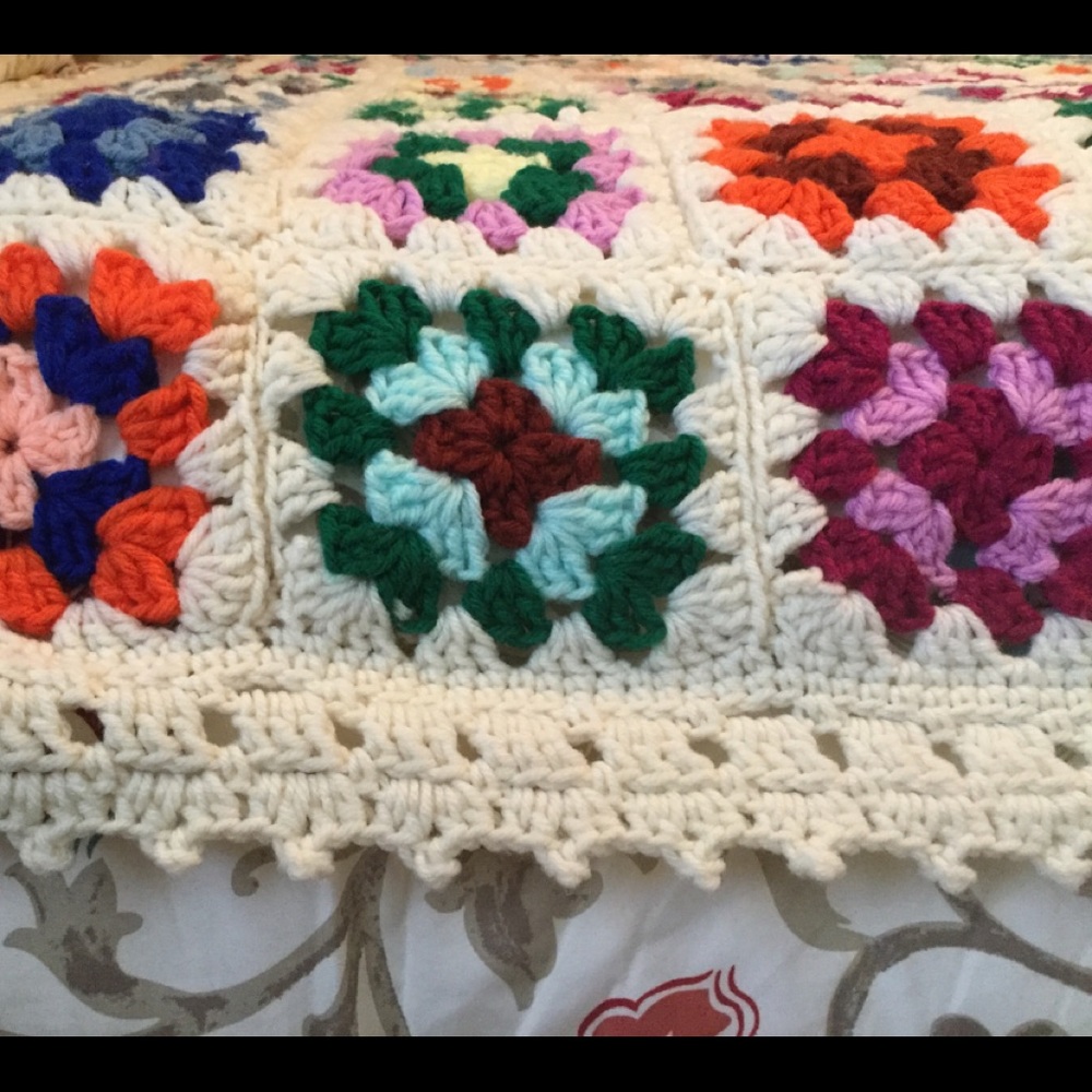 Handmade crotchet blanket/throw.  70 x 62 - Picture 3 of 4